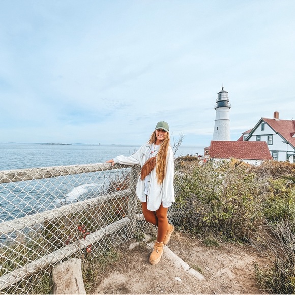 Meet your Posher, Taylor - Picture 1 of 6